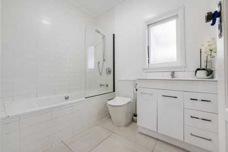 Photo of property in 98 Millbrook Road, Sunnyvale, Auckland, 0612