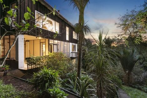 Photo of property in 138 Glenfield Road, Birkenhead, Auckland, 0626