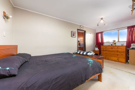 Photo of property in 8 Manhattan Heights, Glendene, Auckland, 0602