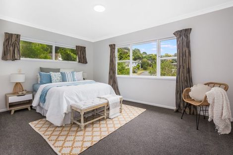 Photo of property in 5 Fyvie Avenue, Tawa, Wellington, 5028