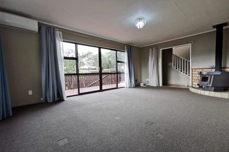 Photo of property in 16 Raphael Place, West Harbour, Auckland, 0618