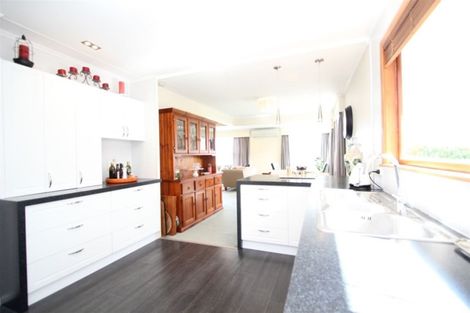 Photo of property in 8 Griffiths Grove, Newlands, Wellington, 6037