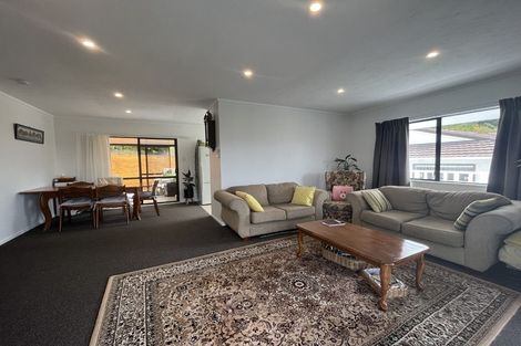 Photo of property in 18 Saint Aidans Way, Tawa, Wellington, 5028