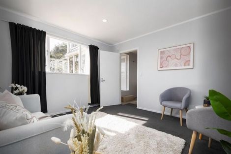 Photo of property in 2/25 Kingsbridge Place, Newlands, Wellington, 6037