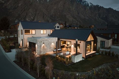 Photo of property in 15 Hackett Road, Jacks Point, Queenstown, 9371