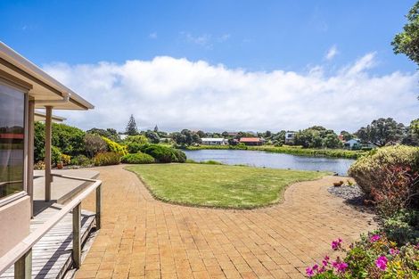 Photo of property in 11 Marewa Place, Waikanae Beach, Waikanae, 5036