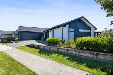 Photo of property in 3 Tupare Place, Highlands Park, New Plymouth, 4312