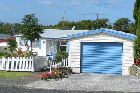 Photo of property in 1/17 Nutsey Avenue, Northcote, Auckland, 0627