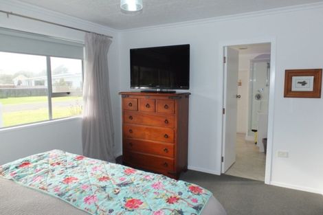 Photo of property in 18 Chrystall Street, Foxton Beach, Foxton, 4815