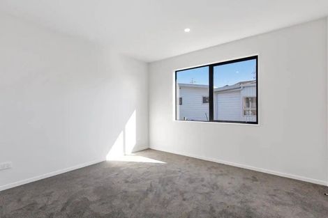 Photo of property in 24e Lincoln Park Avenue, Massey, Auckland, 0614