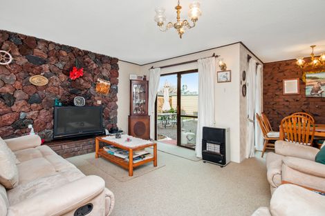 Photo of property in 4 Heron Place, Waiuku, 2123