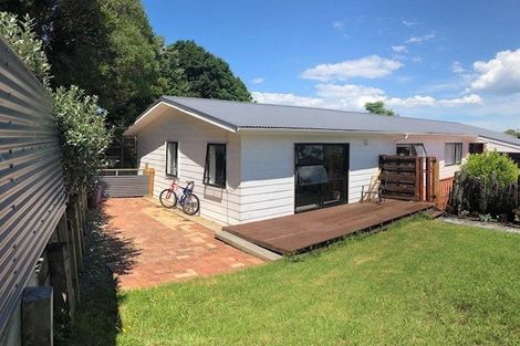 Photo of property in 29 Deverell Place, Northcross, Auckland, 0632