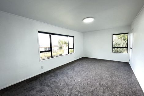 Photo of property in 81 Totaravale Drive, Totara Vale, Auckland, 0629