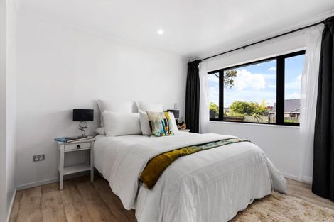 Photo of property in 1/131 Botany Road, Botany Downs, Auckland, 2010