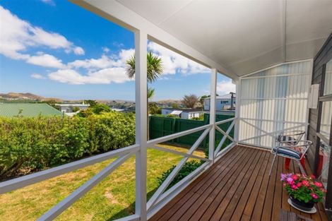 Photo of property in 8a Chapman Street, Newlands, Wellington, 6037