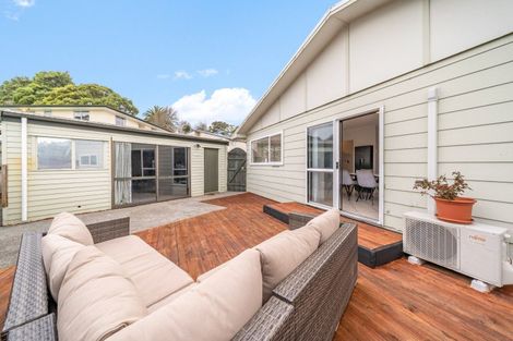 Photo of property in 5 Edelweiss Grove, Timberlea, Upper Hutt, 5018