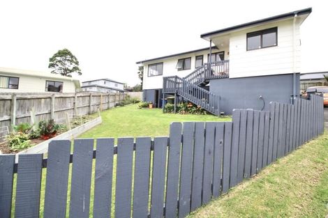 Photo of property in 1/8 Louise Place, West Harbour, Auckland, 0618