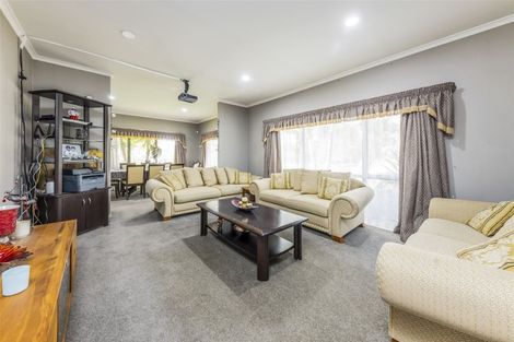 Photo of property in 1 Seresin Crescent, Flat Bush, Auckland, 2016