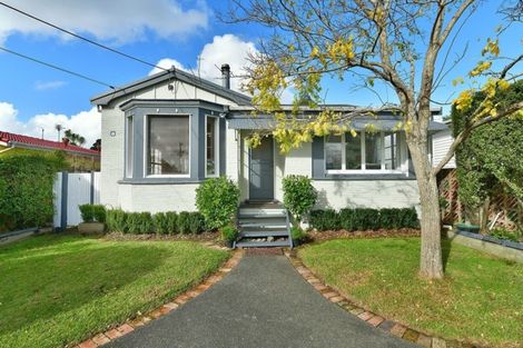 Photo of property in 1/9 Cresta Avenue, Beach Haven, Auckland, 0626