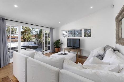 Photo of property in 1/86 Birkenhead Avenue, Birkenhead, Auckland, 0626