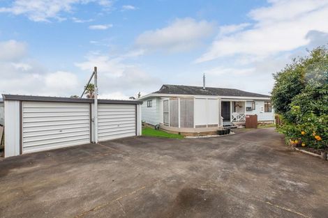 Photo of property in 46 Edgewater Parade, Waiuku, 2123