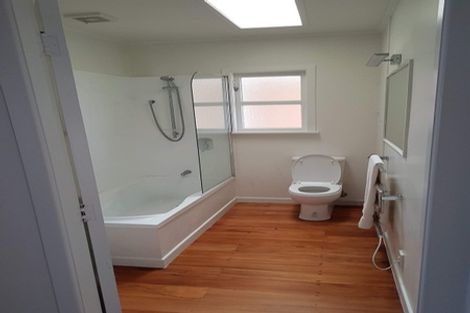 Photo of property in 176 Beach Haven Road, Beach Haven, Auckland, 0626