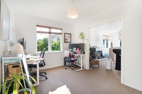 Photo of property in 22 Lyndfield Lane, Newlands, Wellington, 6037