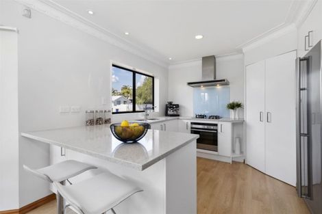 Photo of property in 2/20a Old Lake Road, Narrow Neck, Auckland, 0624