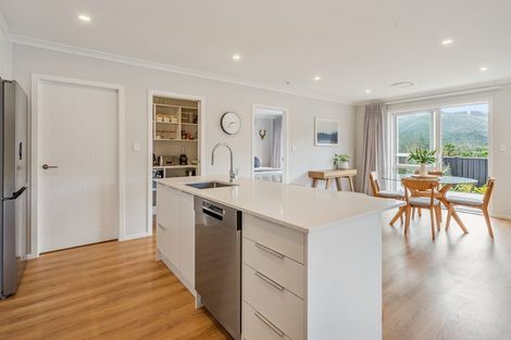 Photo of property in 15 Rewarewa Way, Timberlea, Upper Hutt, 5018