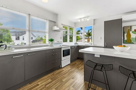 Photo of property in 2/111 Hobsonville Road, West Harbour, Auckland, 0618