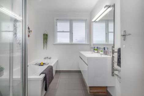 Photo of property in 4 Lane Crescent, Tawa, Wellington, 5028