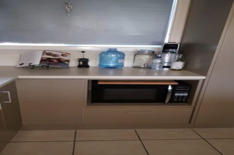 Photo of property in 9e Clearwater Cove, West Harbour, Auckland, 0618