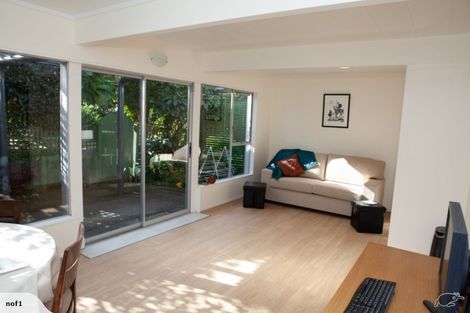 Photo of property in 9/18 Parr Terrace, Castor Bay, Auckland, 0620