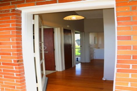 Photo of property in 2/11 Liston Street, Northcote, Auckland, 0627