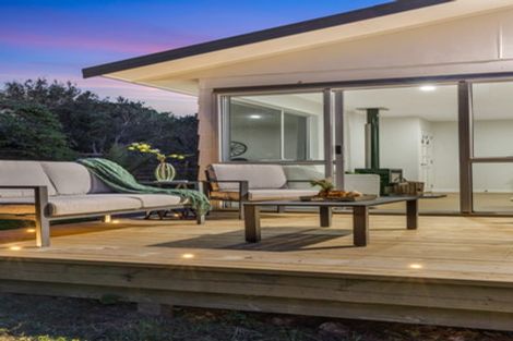 Photo of property in 2/9a De Val Drive, Titirangi, Auckland, 0604