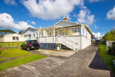 Photo of property in 15 Huia Road, Point Chevalier, Auckland, 1022