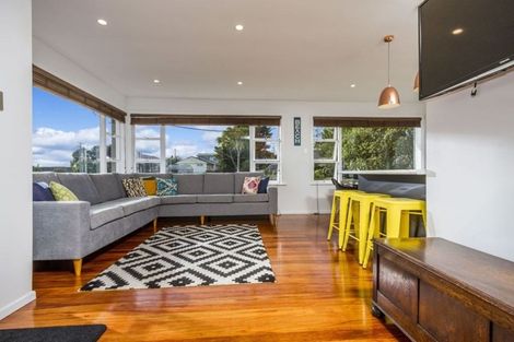 Photo of property in 1/818 East Coast Road, Oteha, Auckland, 0630