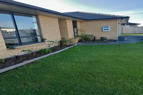 Photo of property in 13 Kamahi Place, One Tree Point, 0118