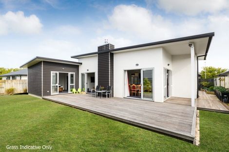 Photo of property in 4 Saint Heliers Grove, Fitzherbert, Palmerston North, 4410