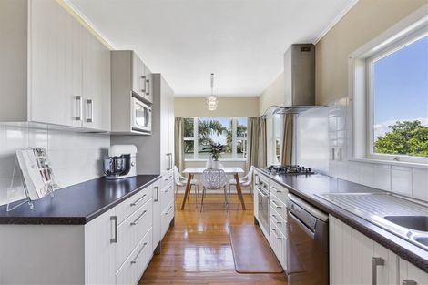 Photo of property in 16 Edgeworth Road, Glenfield, Auckland, 0629