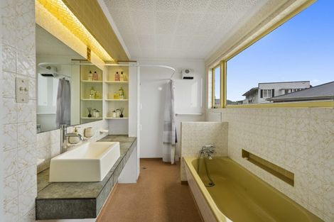 Photo of property in 77 Breaker Bay Road, Breaker Bay, Wellington, 6022