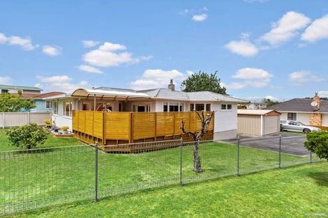 Photo of property in 32 Gloria Avenue, Te Atatu Peninsula, Auckland, 0610
