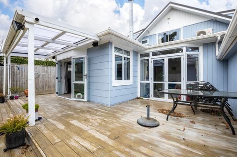 Photo of property in 8 York Crescent, Westown, New Plymouth, 4310