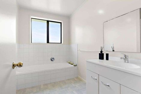 Photo of property in 9 Clover Drive, Henderson, Auckland, 0610