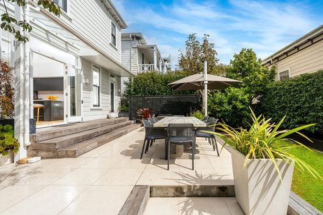 Photo of property in 18 Austin Street, Mount Victoria, Wellington, 6011