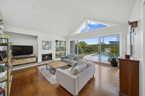 Photo of property in 2/51 Beach Road, Mellons Bay, Auckland, 2014