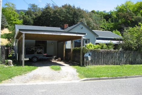 Photo of property in 41 Durham Street, Picton, 7220