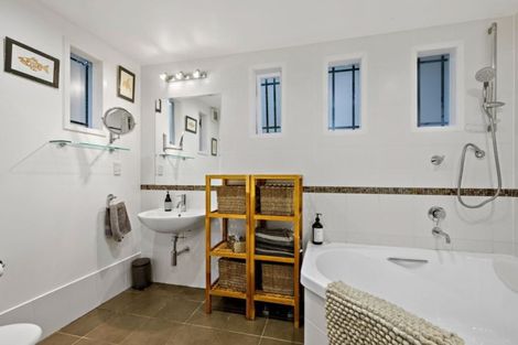 Photo of property in 37 Quinns Road, Waiatarua, Auckland, 0612