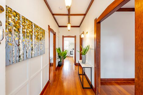 Photo of property in 14 Waiohua Road, Greenlane, Auckland, 1061