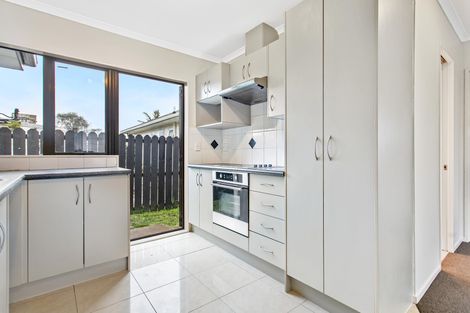 Photo of property in 96 Maplesden Drive, Clendon Park, Auckland, 2103